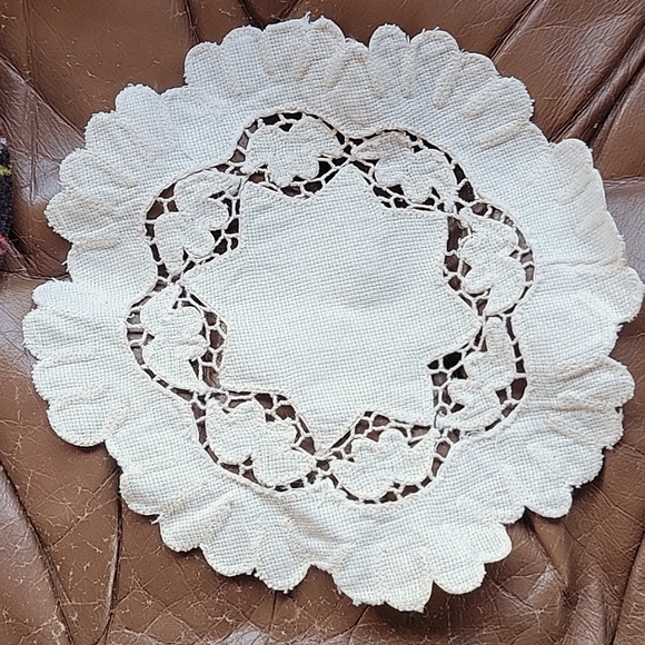 Vintage doily - Picture 1 of 4